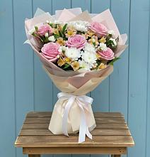 Букет цветов из:  Гвоздики, Орхидеи и Розы в Пачелме