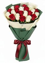Букет Микс из красных и белых роз в Пачелме