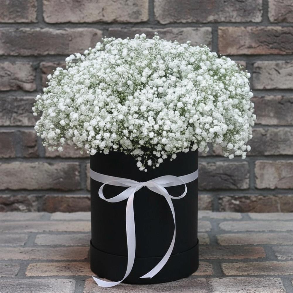 Цветочная композиция из Гипсофила в шляпной коробке в Пачелме