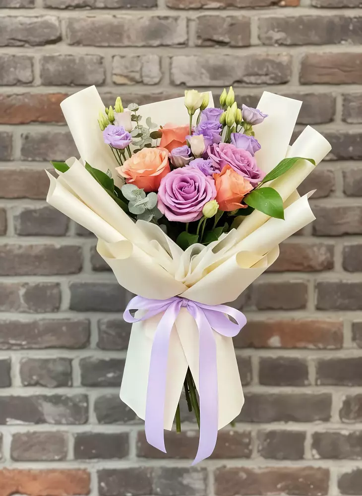 Букет цветов из: Лизиантусы и Розы в Пачелме