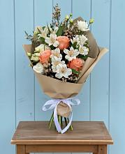 Букет цветов из:  Альстромерии, Лизиантусы, Розы и Хризантемы в Пачелме