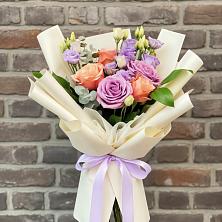 Букет цветов из:  Лизиантусы и Розы в Пачелме