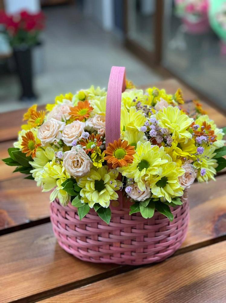 Цветочная композиция из Хризантемы и Розы в корзине в Пачелме