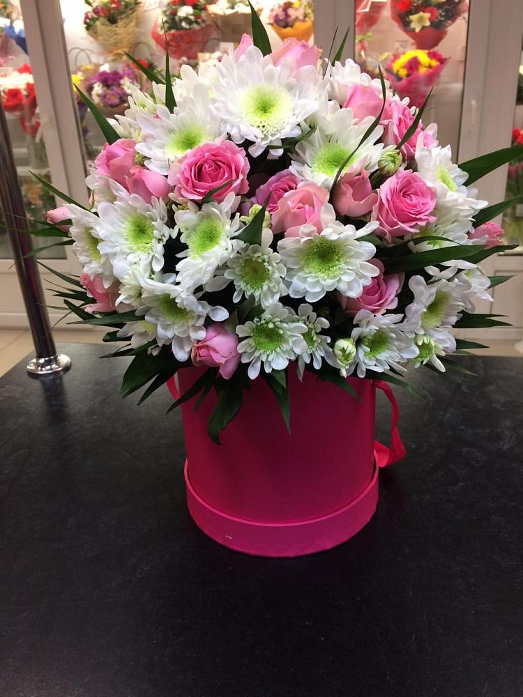 Цветочная композиция из Розы и Хризантемы в шляпной коробке в Пачелме