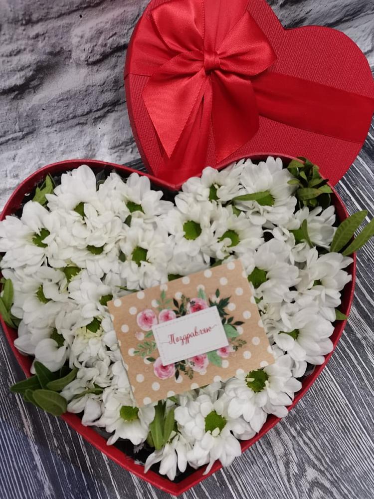 Цветочная композиция из Хризантемы в виде сердца в Пачелме