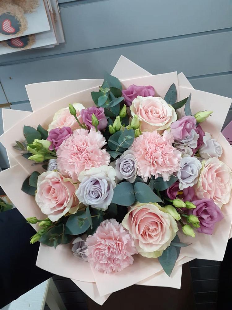 Букет цветов из: Розы, Гвоздики и Лизиантусы в Пачелме